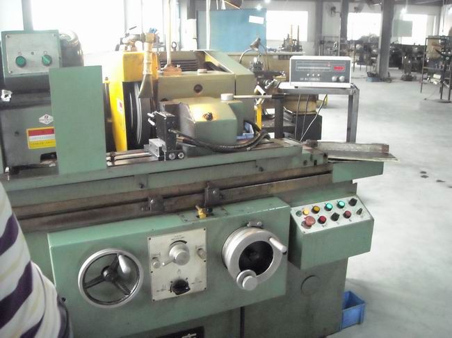 MB1332半自动外圆磨安装主动测量仪现场实例